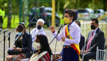 Alcaldesa de Bogotá, hablándole al público