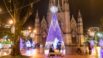 Fotografía de la iluminación navideña en el parque de Lourdes en la localidad de Chapinero en Bogotá