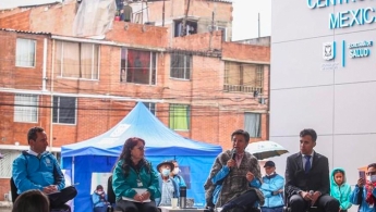 (De izq. a der.) Alejandro Gómez, sec. de Salud; Elsa González, veedora ciudadana; Claudia López, alcaldesa de Bogotá; y Jaime Camargo, líder de la comunidad, en la entrega de este nuevo centro médico.