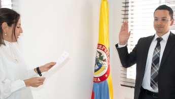 En la foto a la izquierda la directora general de FONCEP, María Pierina González y a su derecha Juan Paulo Villada Arbeláez tomando juramento de posesión como nuevo Gerente de Pensiones de FONCEP.