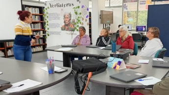 Mujeres adultas mayores en espacio de taller en la biblioteca