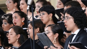 Integrantes del Coro Filarmónico Juvenil cantando en vivo