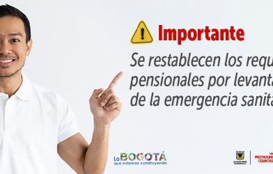 Foto de un adulto de camisa tipo polo color blanco sonriendo y señalando hacia el texto que dice: Importante: Se restablecen los requisitos pensionales por levantamiento de la emergencia sanitaria.