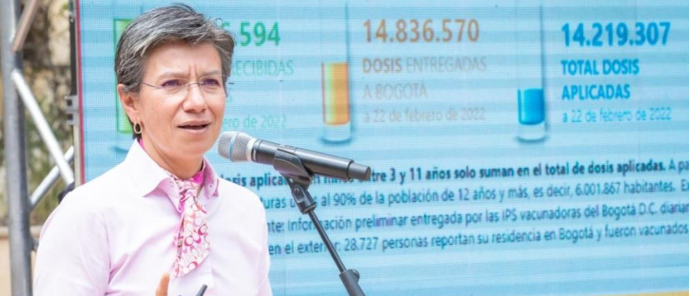 Fotografía de la alcaldesa mayor de Bogotá, Claudia López, hablando ante el micrófono en un espacio abierto.