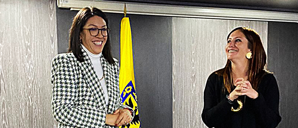 En la foto a la izquierda Carolina Damian, la nueva Gerente de Pensiones y a la derecha Martha Lucia Villa Restrepo, Directora General de FONCEP